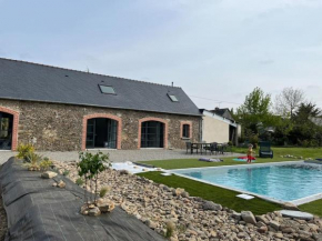 Longère en pierre avec piscine chauffée